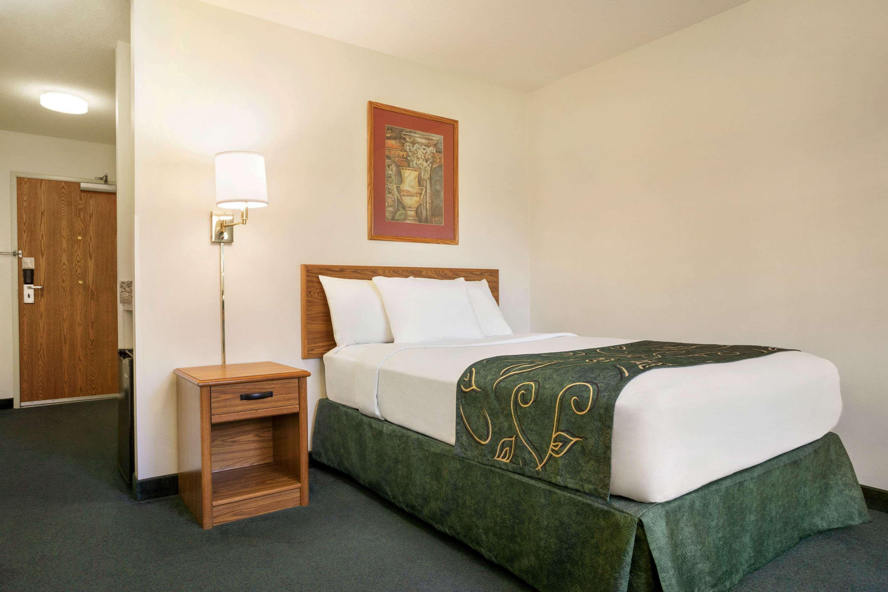 Travelodge By Wyndham Morrill Экстерьер фото